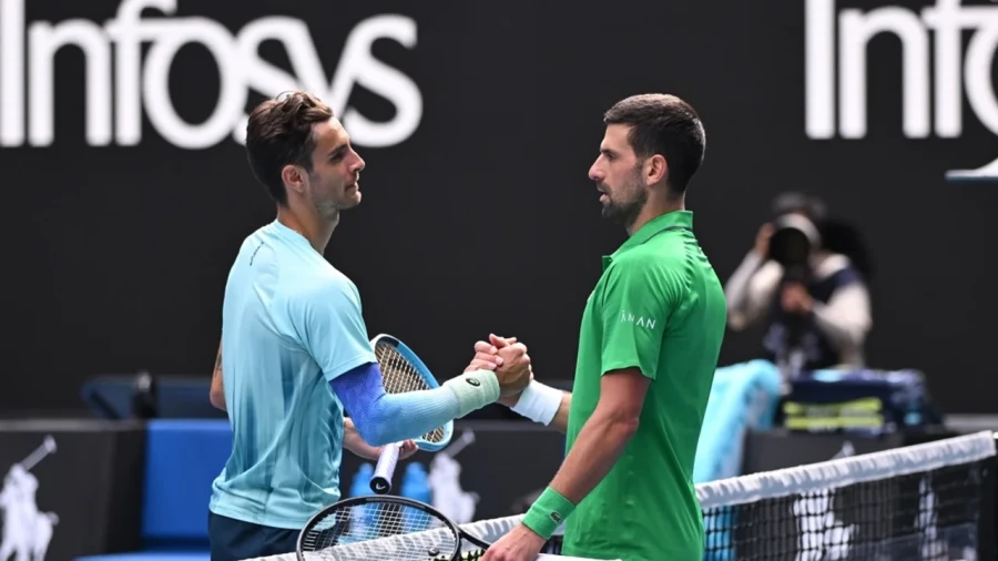 GUI&Ntilde;O DEL DESTINO. Djokovic estaba contra las cuerdas ante Musetti, pero el italiano abandon&oacute; por una lesi&oacute;n.