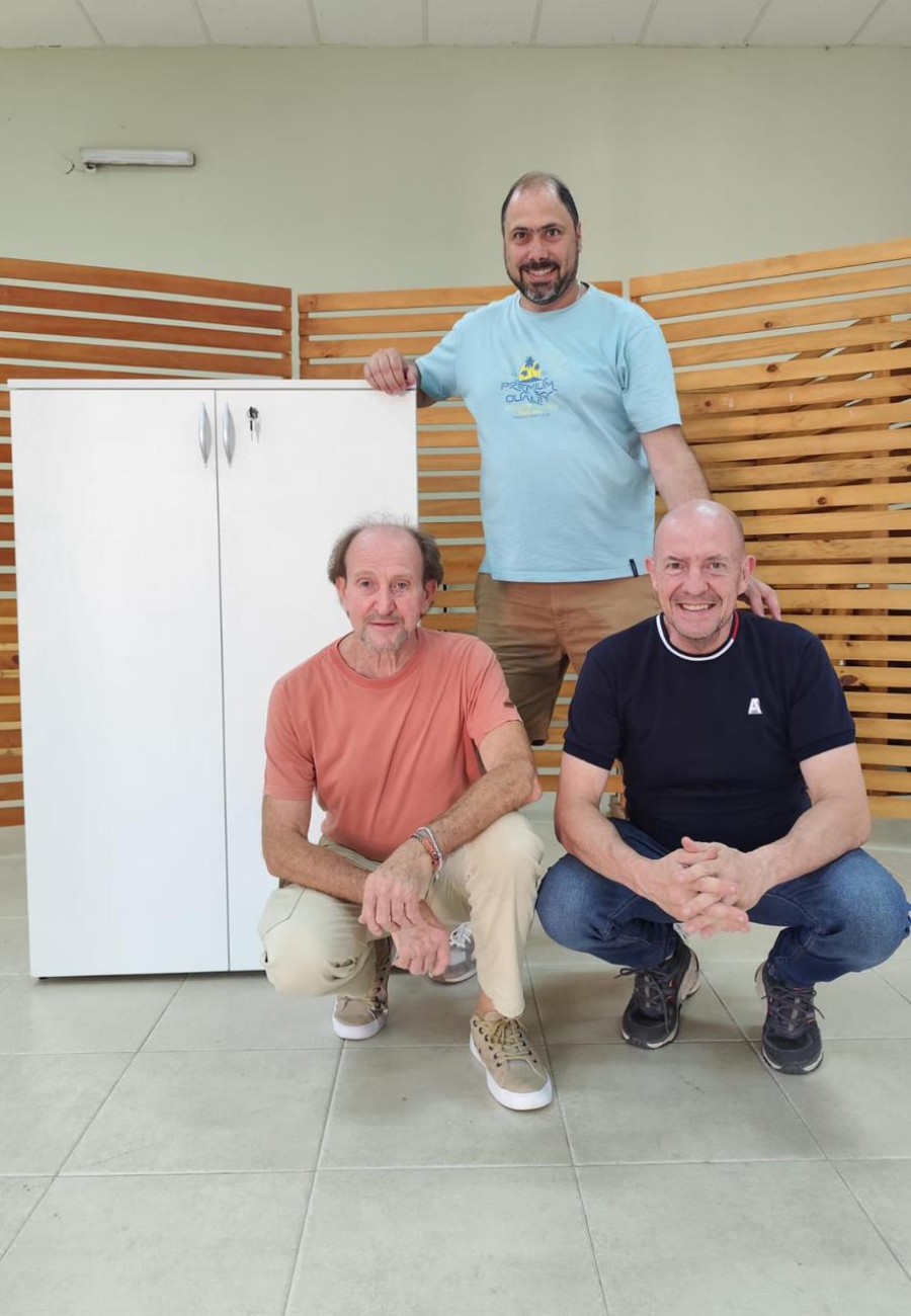 El momento de la entrega del mobiliario.