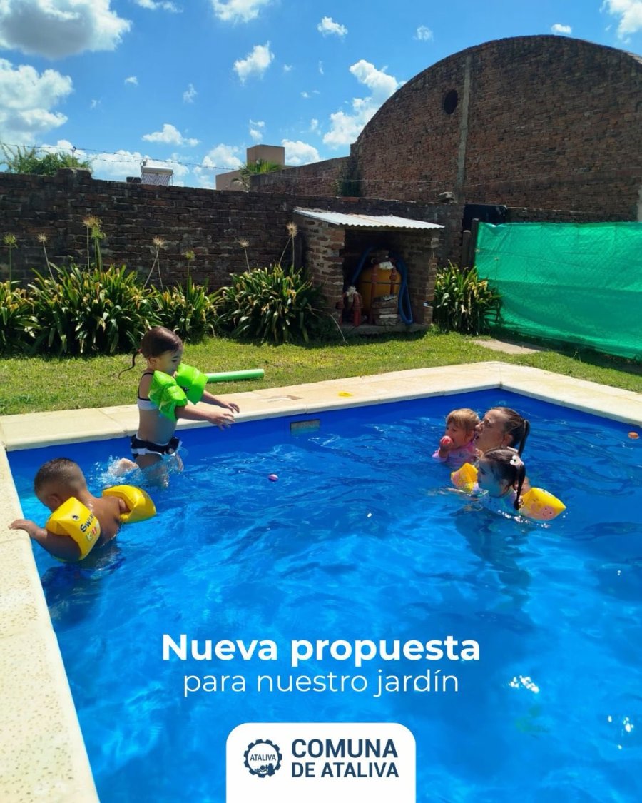 Ni&ntilde;os disfrutando del agua.