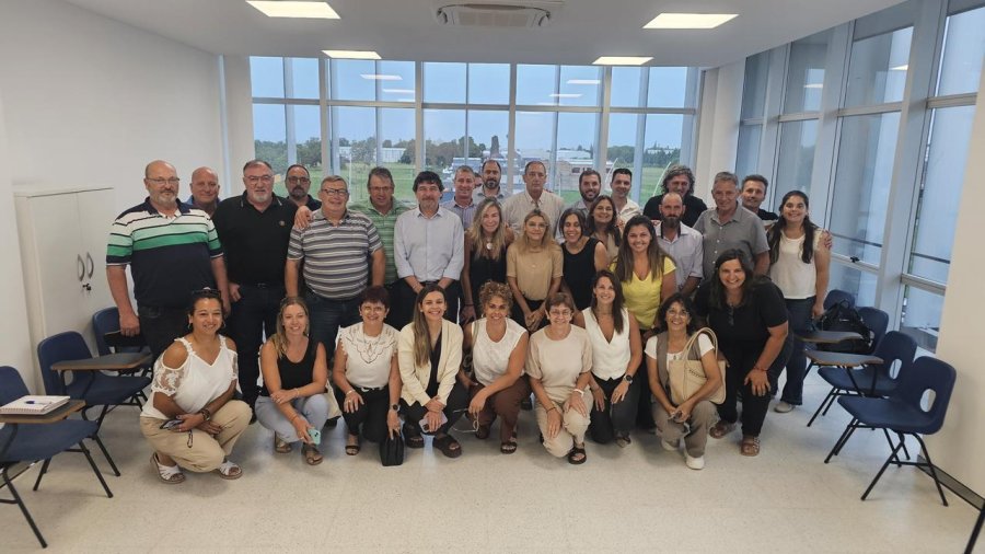 El grupo que particip&oacute; del reciente encuentro informativo.