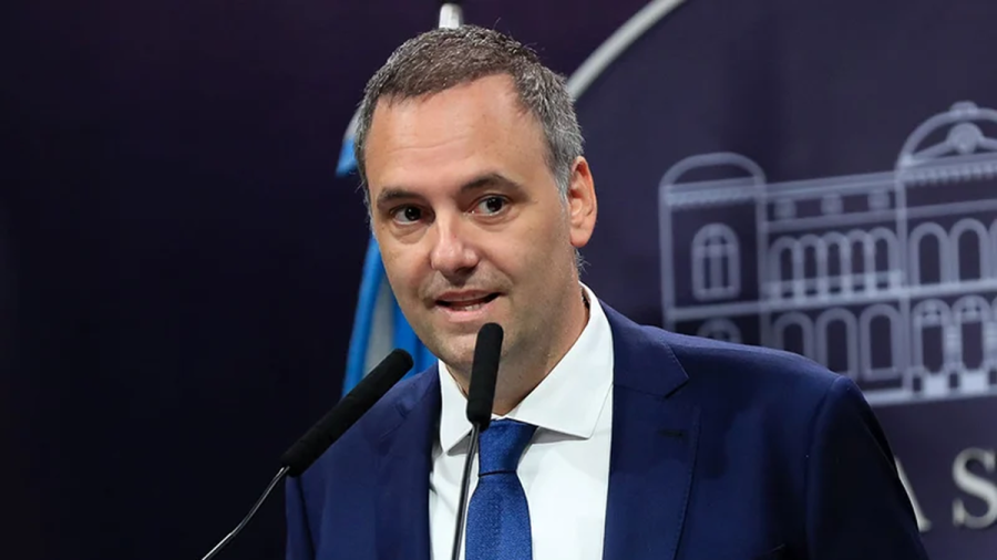 SIGUEN LOS RECAMBIOS. Manuel Adorni sorprendi&oacute; y asumi&oacute; como director de YPF por el Estado Nacional.