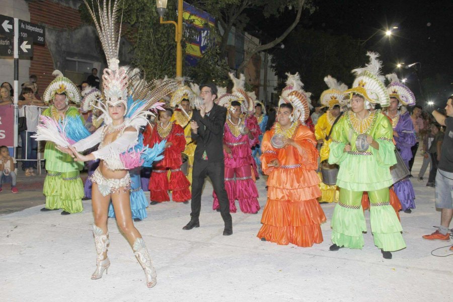Imagen de anteriores realizaciones, una comparsa sunchalense durante su desfile.