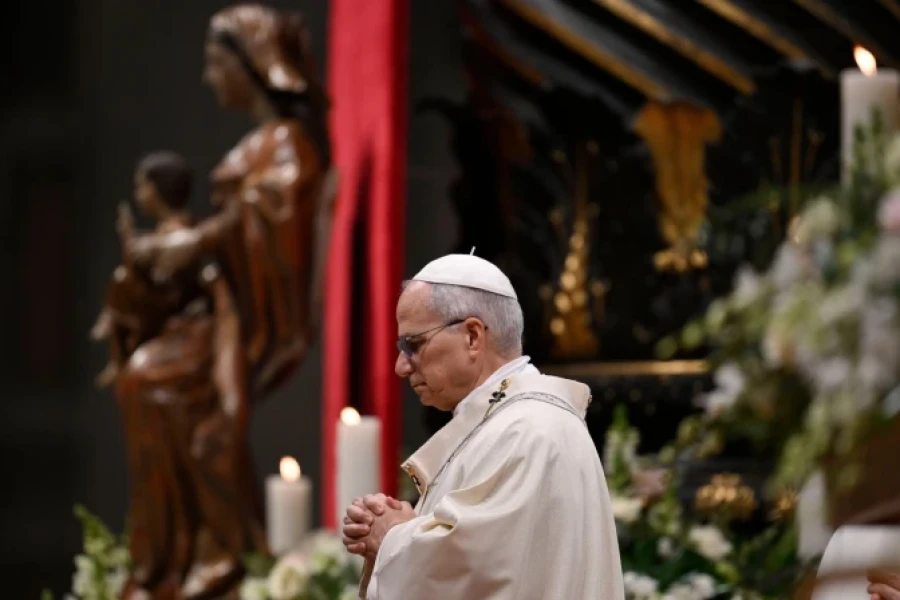 El Papa en la celebraci&oacute;n en la Bas&iacute;lica de San Pedro del Vaticano de la Misa por la XXX Jornada Mundial de la Vida Consagrada.