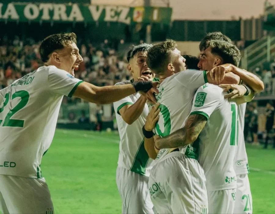 Jugadores de Banfield festejan el gol de Mauro M&eacute;ndez, que signific&oacute; el triunfo del &ldquo;Taladro&rdquo;.