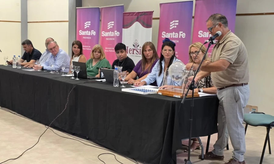 Las autoridades durante el sorteo.