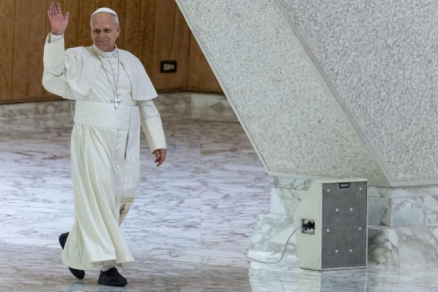 El Papa llega al Aula Pablo VI para la Audiencia General.