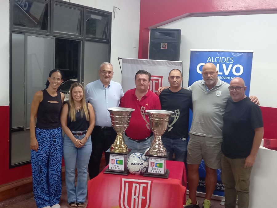AUTORIDADES. Junto a los trofeos.