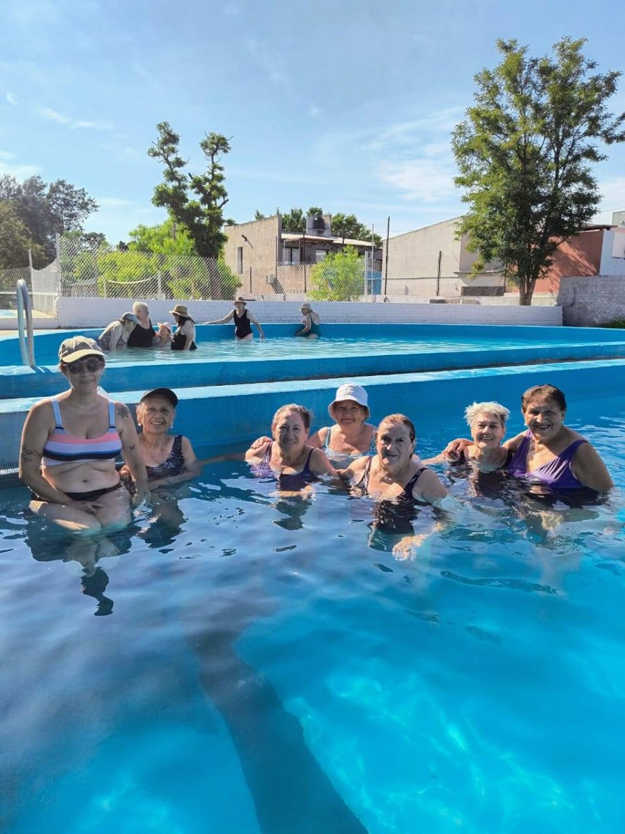 Grupo disfrutando de la pileta.