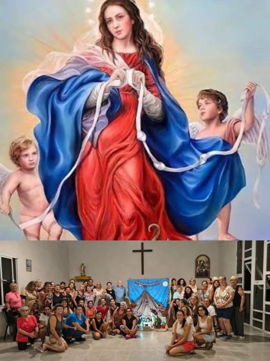 Imagen de la Virgen Desatanudos y un grupo de devotos.