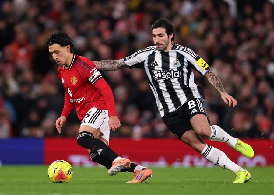 Lisandro Mart&iacute;nez ser&aacute; titular en el Manchester United.