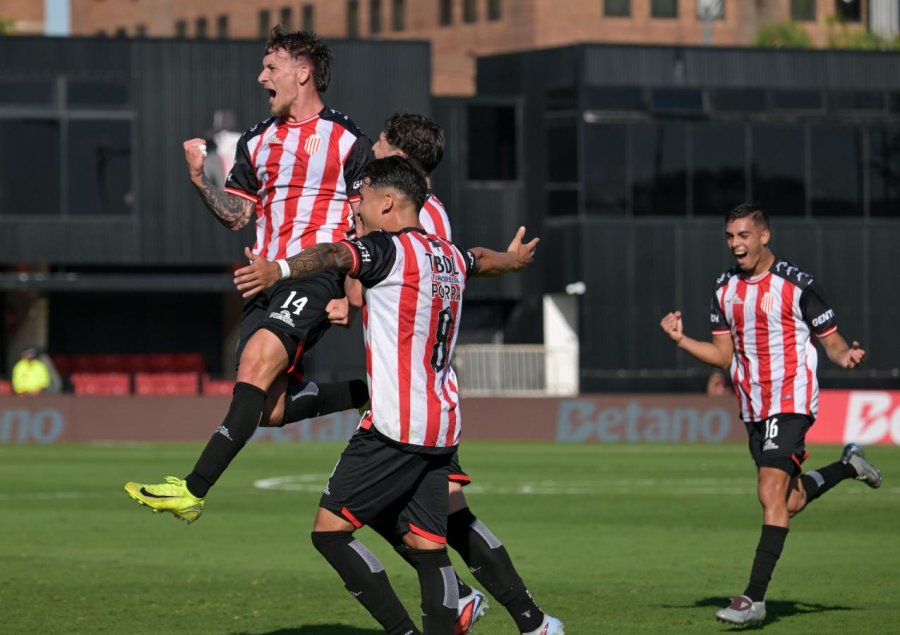 JAPPERT CELEBRA SU GOL