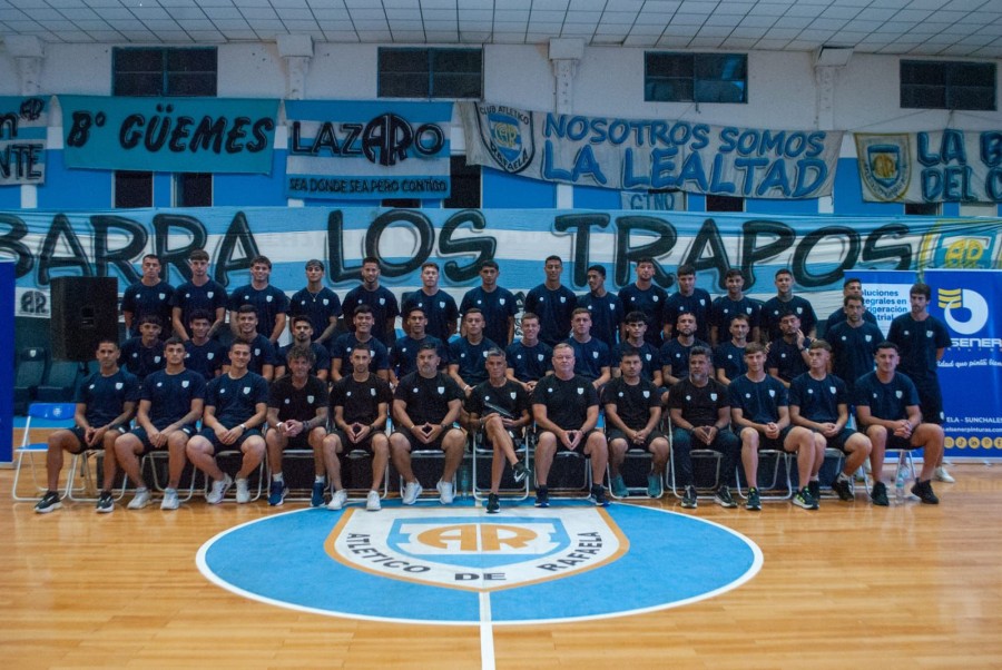 TODOS JUNTOS. Cuerpo t&eacute;cnico y jugadores de la Crema 2026.