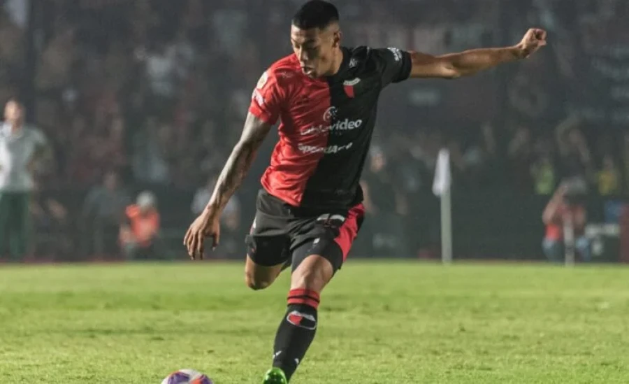 A UN PASO. Laureano Troncoso, cuando jugaba en Col&oacute;n.
