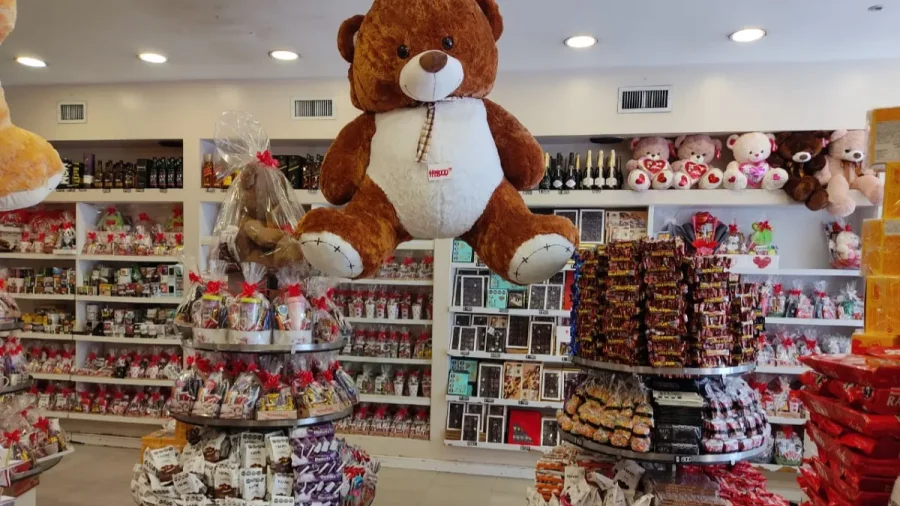 OPCIONES. Chocolates o un oso gigante de peluche, obsequios cl&aacute;sicos entre enamorados.