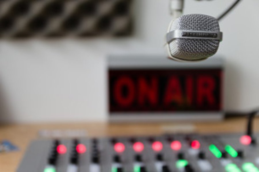 La radio es el medio de comunicaci&oacute;n m&aacute;s representativo de los pueblos, ya que sirve de canal para llegar a m&aacute;s p&uacute;blico en cualquier rinc&oacute;n del planeta.
