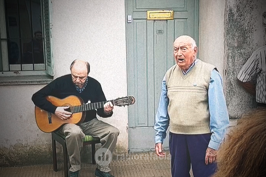 Antonio Fassi cantando frente a su vivienda.