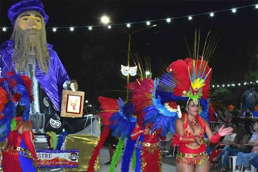 Con coloridos y ritmicos desfiles concluye la celebraci&oacute;n de carnaval.