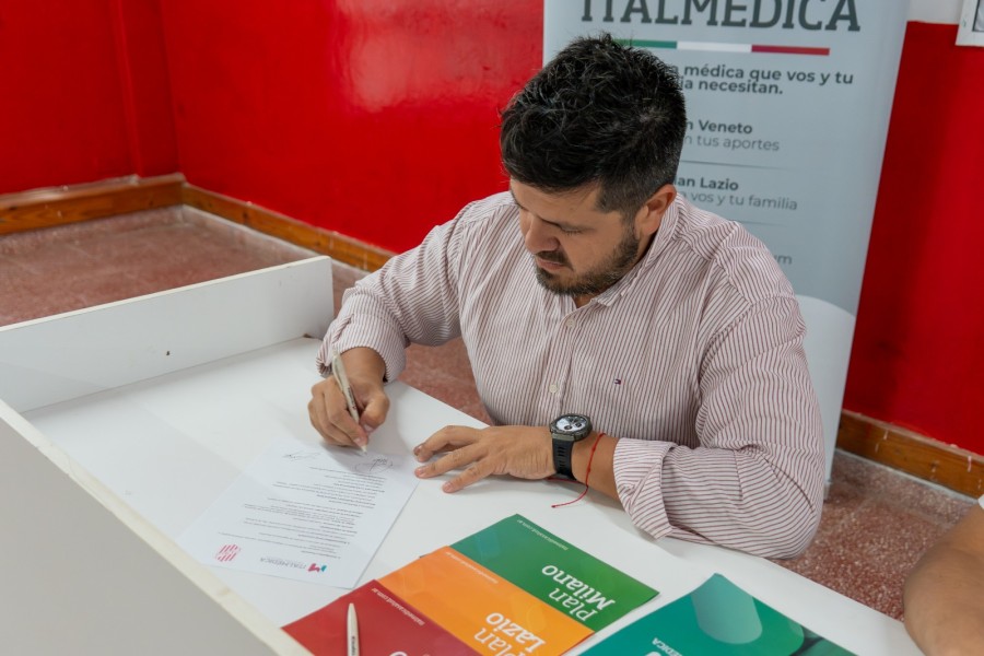 El gerente Regional de ITALM&Eacute;DICA, Alan Abad, al firmar el convenio en las instalaciones de Club 9 de Julio.