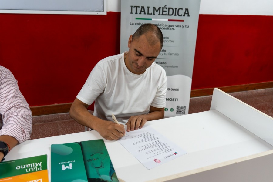 Lucas Astrada, presidente de la Comisi&oacute;n Directiva de Club 9 de Julio, al suscribir el acuerdo con ITALM&Eacute;DICA.