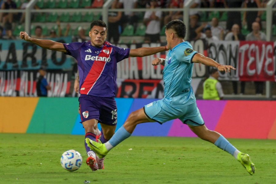 CON MUCHAS DIFICULTADES. River, con una camiseta alternativa, sufri&oacute; demasiado.