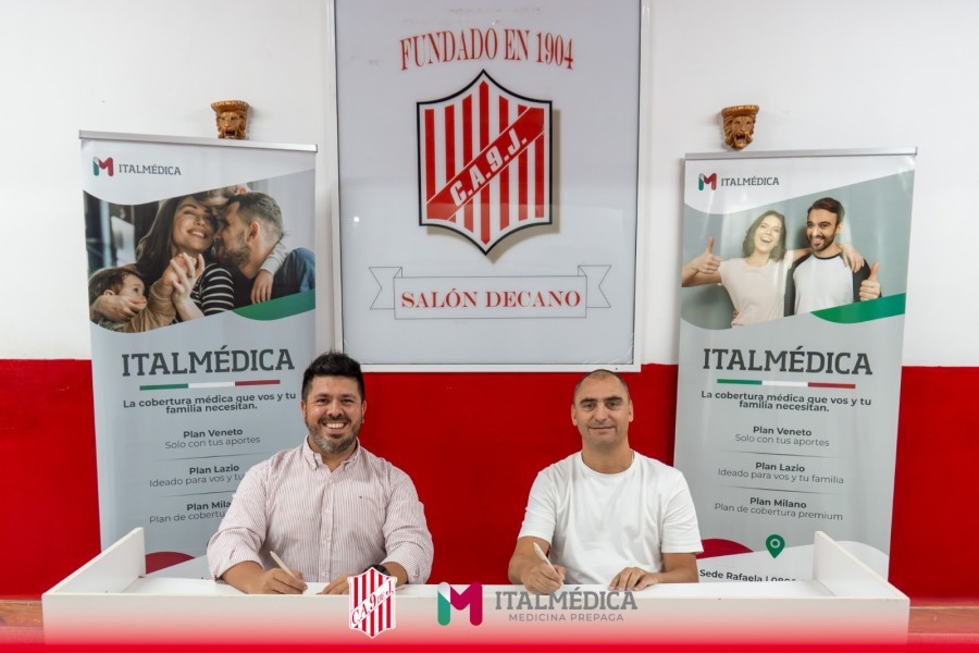 PASO TRASCENDENTE. Abad y Astrada luego de la firma.