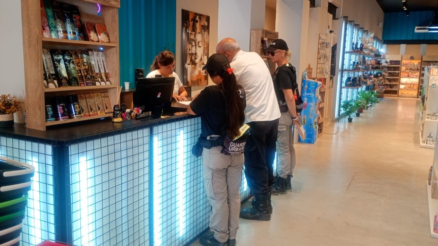 Durante las visitas se notifica por escrito a los titulares de los locales sobre lo dispuesto por la normativa.