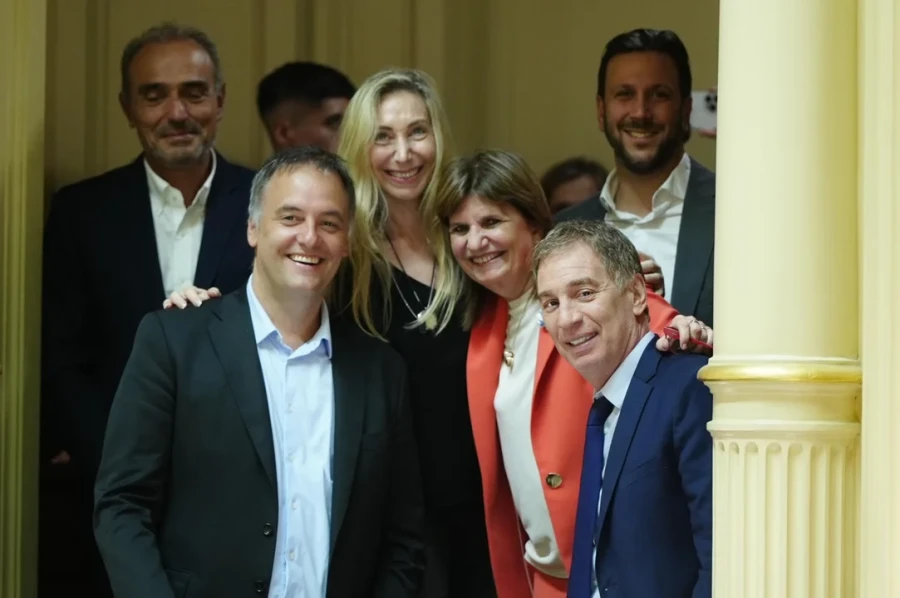 Adorni, Karina Mieli, Bullrich y Santilli, durante la sesi&oacute;n.
