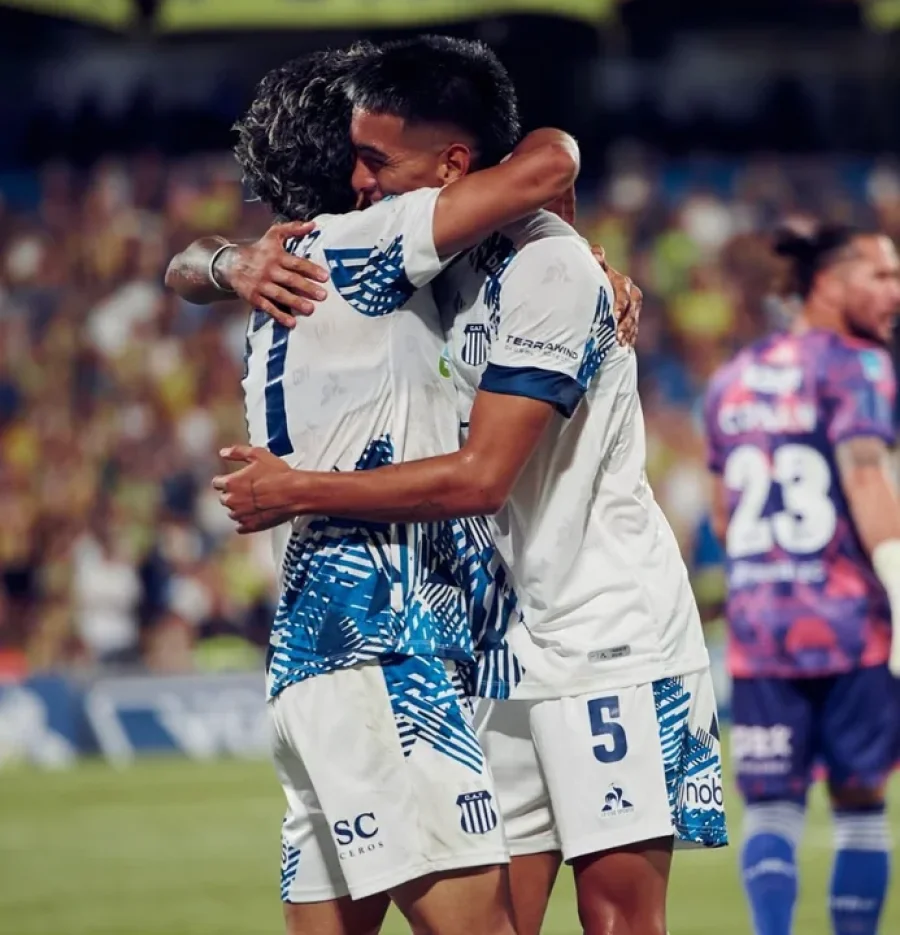 Ronaldo Mart&iacute;nez (izquierda) festeja el &uacute;nico gol del partido con Mat&iacute;as Galarza.