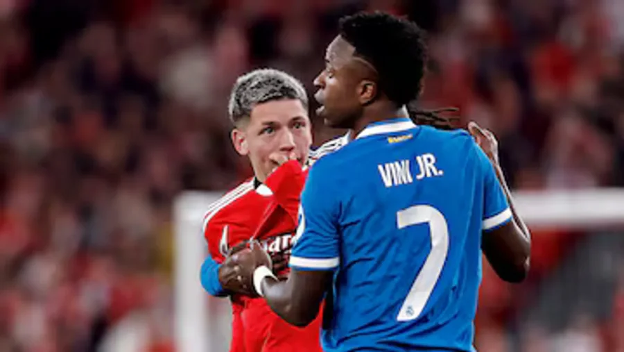 El momento en el que Prestianni se tap&oacute; la boca para insultar a Vinicius.