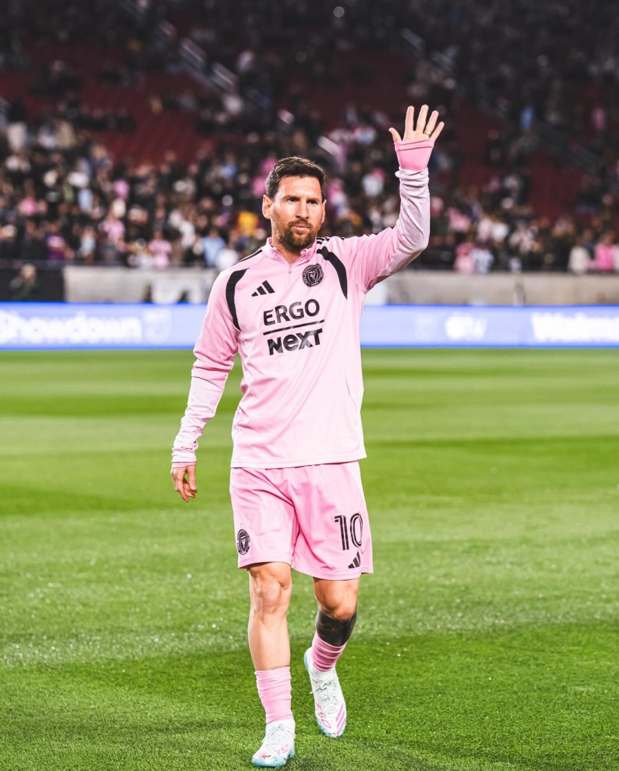 MAL DEBUT. Messi saludando al final del partido.