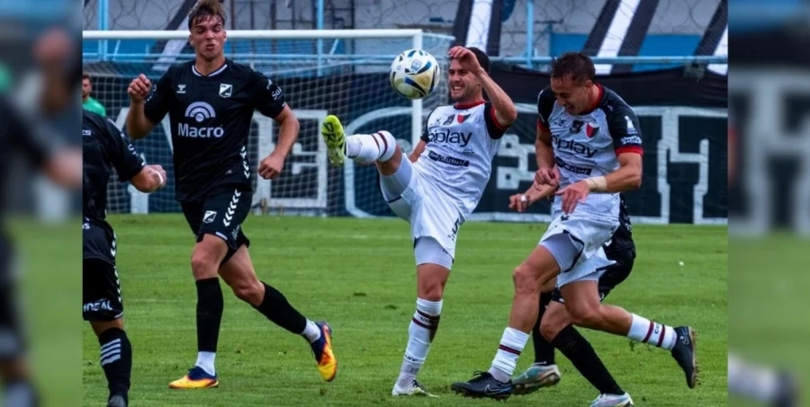 FLOJO PARTIDO. Hubo muy pocas situaciones ante los arcos.