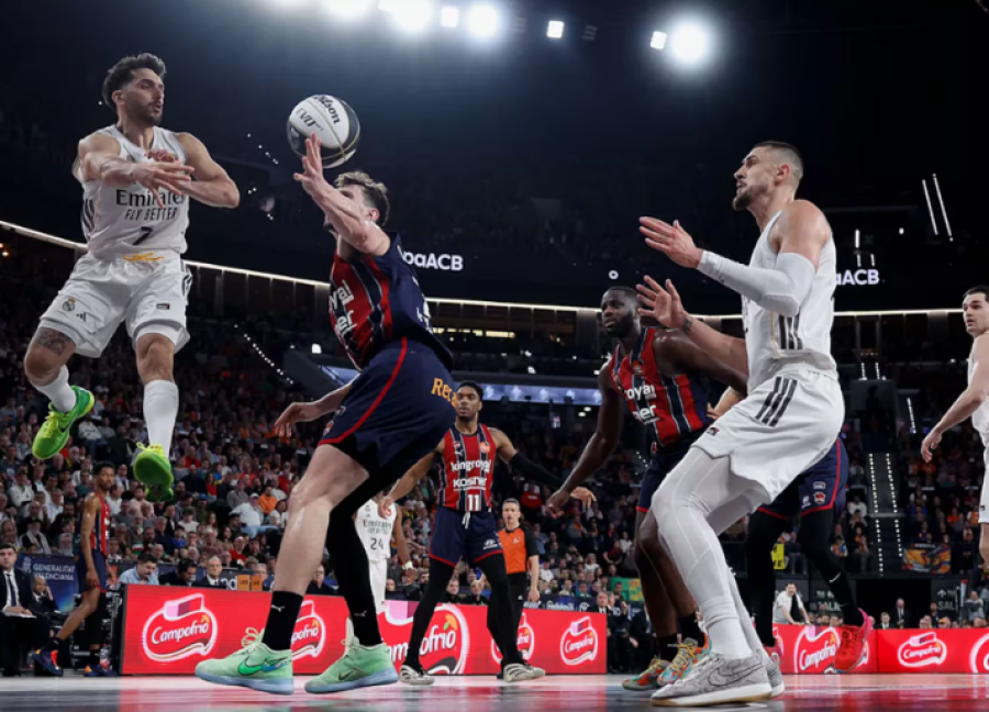 Campazzo intenta tirar alguna magia para el gigante ucraniano Alex Len.