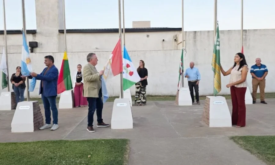 Marcelo gonz&aacute;lez, Felipe Michlig y Romina L&oacute;pez izando el Pabell&oacute;n Nacional , el de la Provincia y el de San Guillermo.