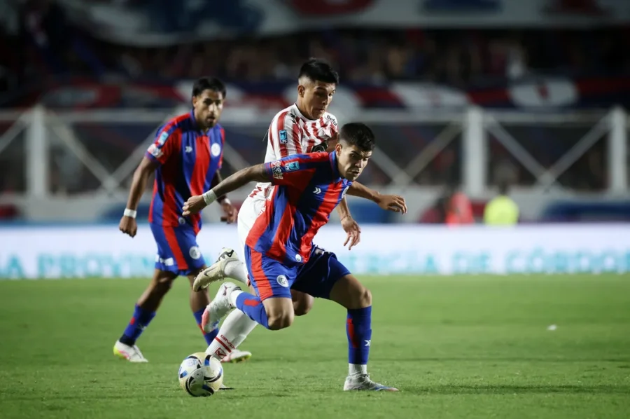 Fabricio L&oacute;pez intenta avanzar por derecha en el empate entre San Lorenzo e Instituto.