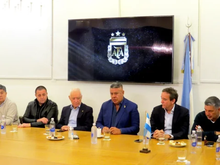 OBSERVADOS. Tapia, Toviggino y los principales dirigentes de AFA.