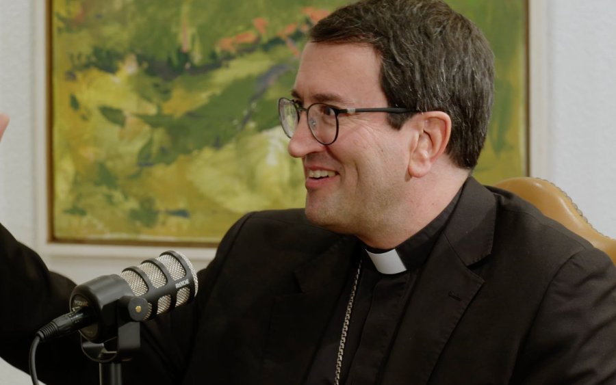 Mon. Raimo Goyarrola durante la entrevista en Rebeldes Podcast .