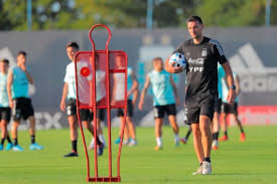 Scaloni tiene que definir algunos puestos para la Finalissima.
