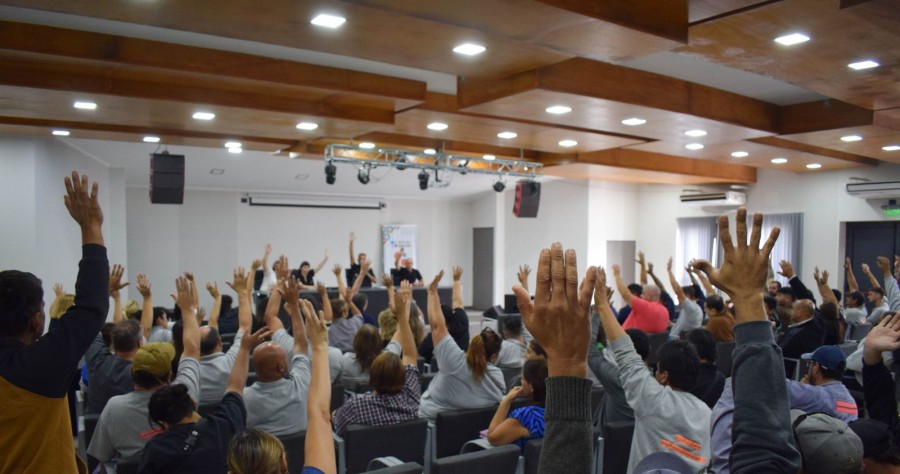 Los delegados municipales levantaron sus manos para aprobar el plan de lucha con carpa blanca, paro y movilizaci&oacute;n.