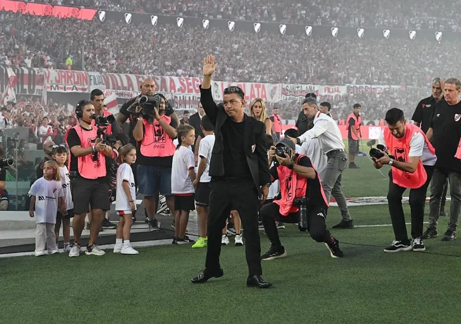 OVACIONADO. Gallardo saludando a todo el estadio.