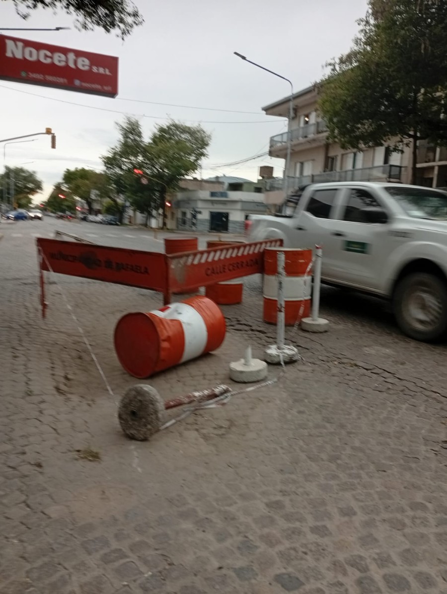 Una camioneta pasa con lo justo por el sector que todav&iacute;a permite el tr&aacute;nsito en direcci&oacute;n de este a oeste por avenida Santa Fe al 1.000. (FOTO LA OPINI&Oacute;N)