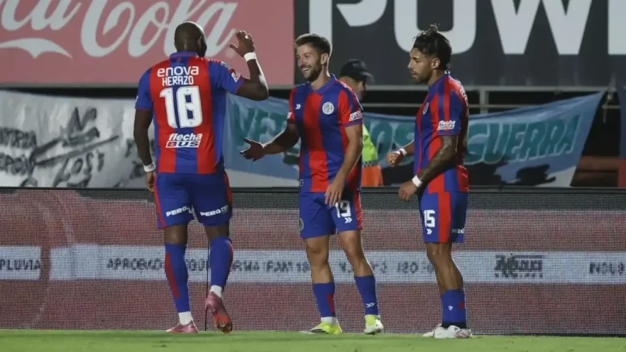 Luciano Vietto celebra junto a Diego Herazo y Alexis Cuello.