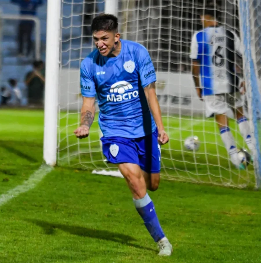 Lautaro Gordillo festeja su primer gol, que abri&oacute; el marcador.