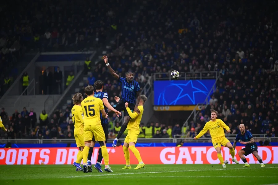 Marcus Thuram gana una pelota a&eacute;rea durante la pasada derrota del Inter frente al Bodo Glimt.