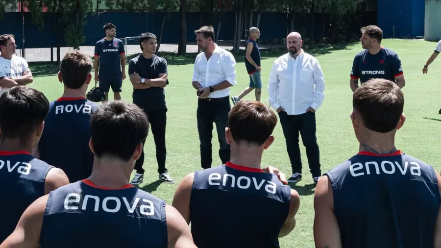 Pablo &ldquo;Pitu&rdquo; Barrientos con el presidente Sergio Costantino y el resto del plantel.