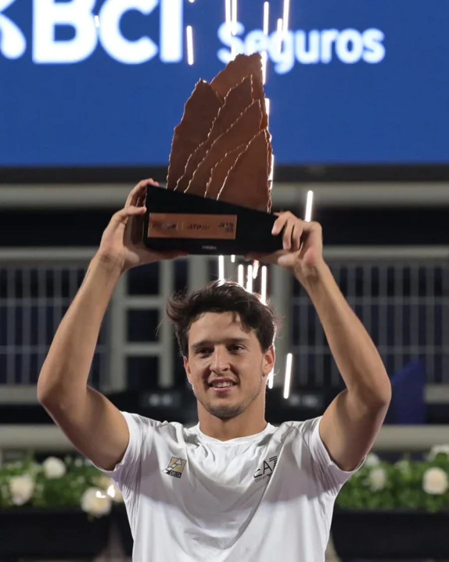 CON EL TROFEO. El festejo de Darderi.
