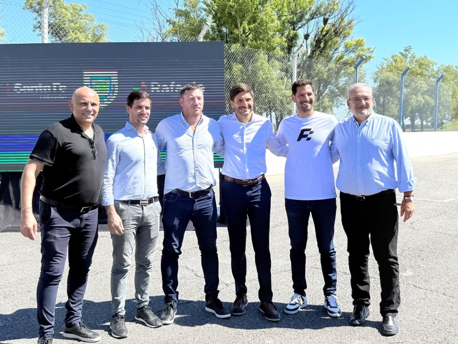 EN EL AUTODROMO. Las autoridades durante el anuncio de la sermana pasada.