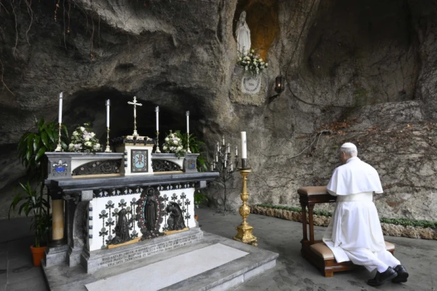 El Papa Le&oacute;n XIV reza ante la Virgen de Lourdes en los Jardines Vaticanos .