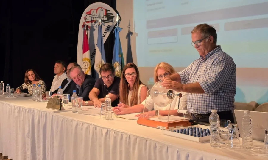 Las autoridades durante el sorteo de viviendas.