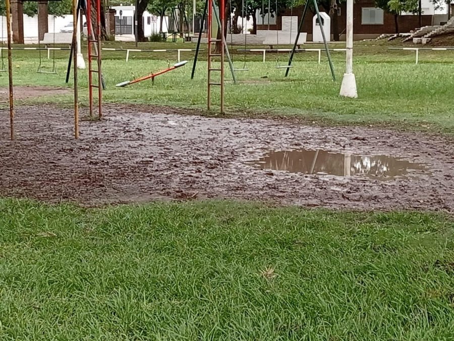 Lodazal en un sector de juegos.
