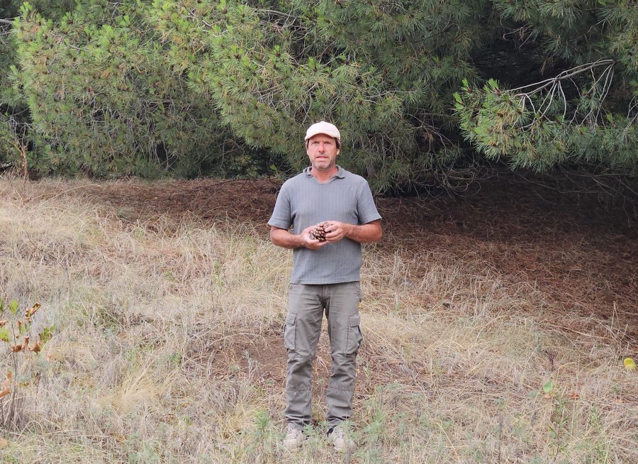 Alejandro Camporini con uno de los frutos de su cosecha.